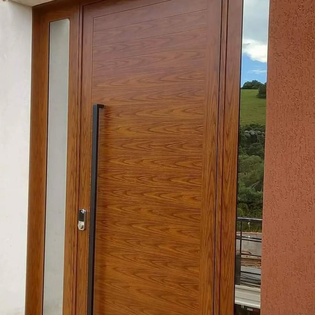 Porta de madeira com acabamento amadeirado e vidro lateral